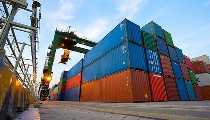 中国12月进出口同比增速转负，全年贸易顺差收窄708亿美元，港口装卸活动面临挑战